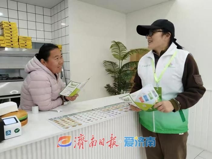 垃圾分类新风尚：志愿者走进商业街，教你如何快速辨别垃圾类别  第2张