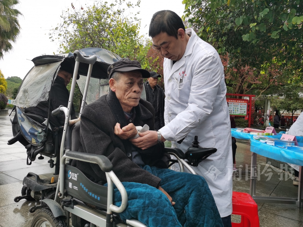 柳州寒冬暖心义诊：65岁以上老人免费健康服务超额完成，明年全覆盖  第2张