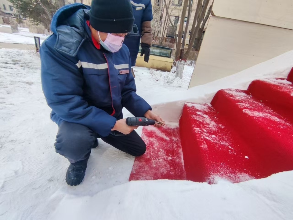 哈尔滨小区物业再创奇迹：雪滑梯惊艳亮相，业主直呼过瘾  第3张