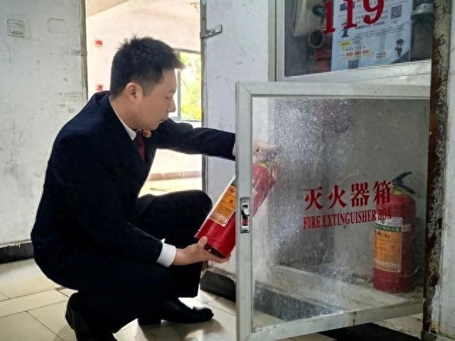 天冷了，小区老人多，灭火器隐患大排查！检察官回访揭秘安全隐患  第1张