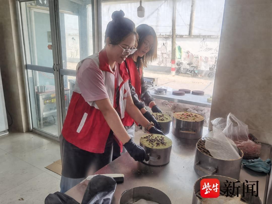 重阳节蒸糕敬老活动：传承美德，温暖老人心  第1张