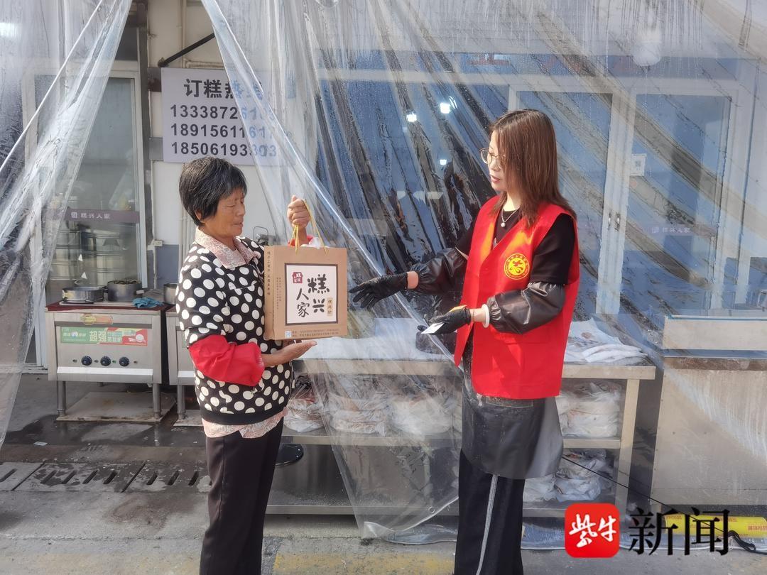 重阳节蒸糕敬老活动：传承美德，温暖老人心  第2张