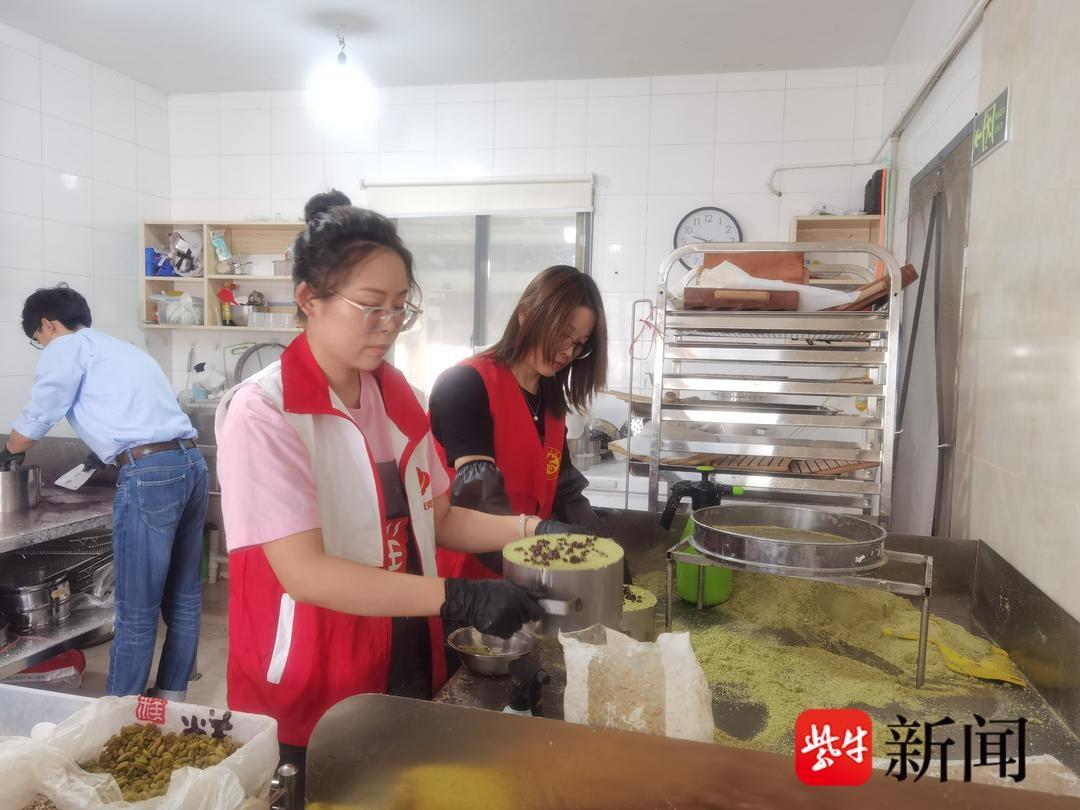 重阳节蒸糕敬老活动：传承美德，温暖老人心  第3张