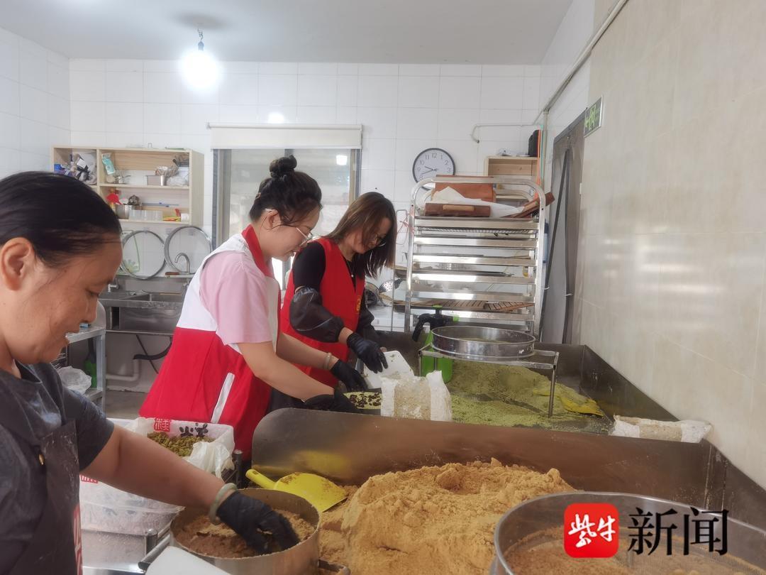 重阳节蒸糕敬老活动：传承美德，温暖老人心  第4张