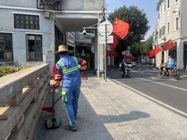 国庆假期，荔湾区环卫工人坚守岗位，演绎最美城市管理员的使命担当  第1张