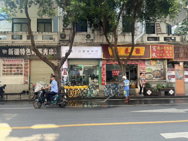 国庆假期，荔湾区环卫工人坚守岗位，演绎最美城市管理员的使命担当  第3张