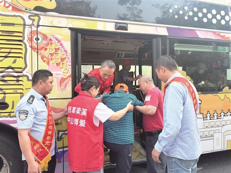 91 岁老人坐双层巴士游无锡，看到的城市变化让她感慨万千  第2张