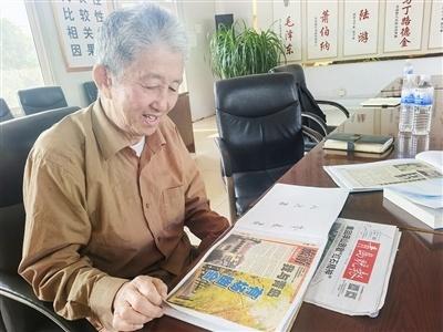 奔九老人在重阳节整理手稿出书，背后原因令人感动