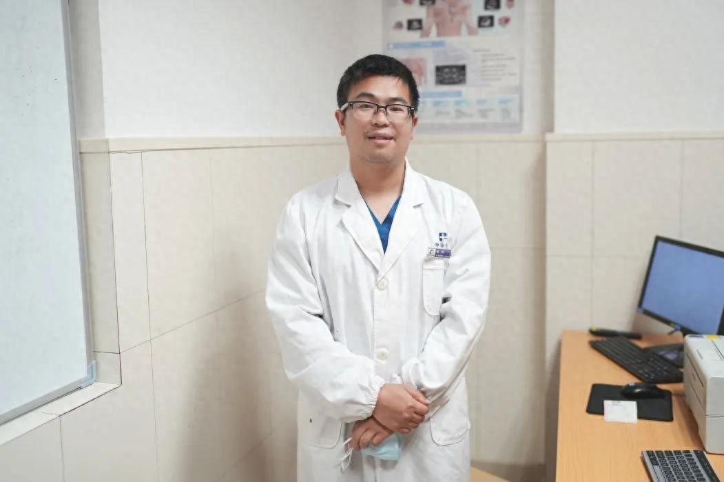 90 后医生高铁站台狂奔，2 分钟抢回心脏骤停男子一命  第1张