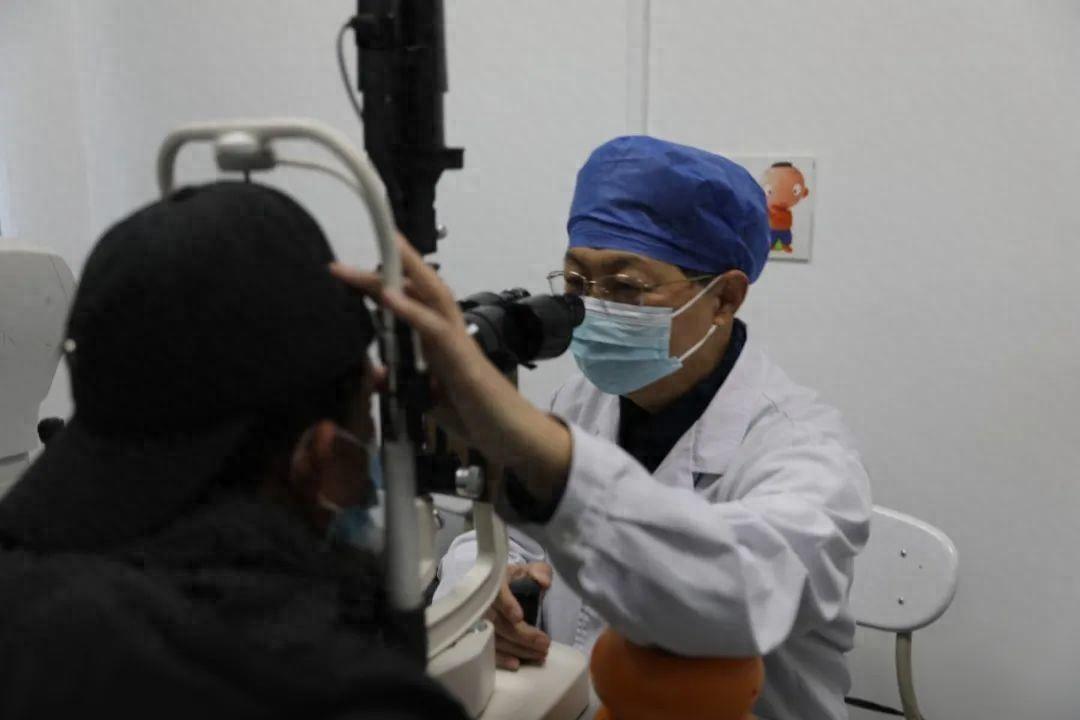 重阳节当天，这位眼科医生为何放弃文艺汇演，4 小时连做 10 台手术？  第1张