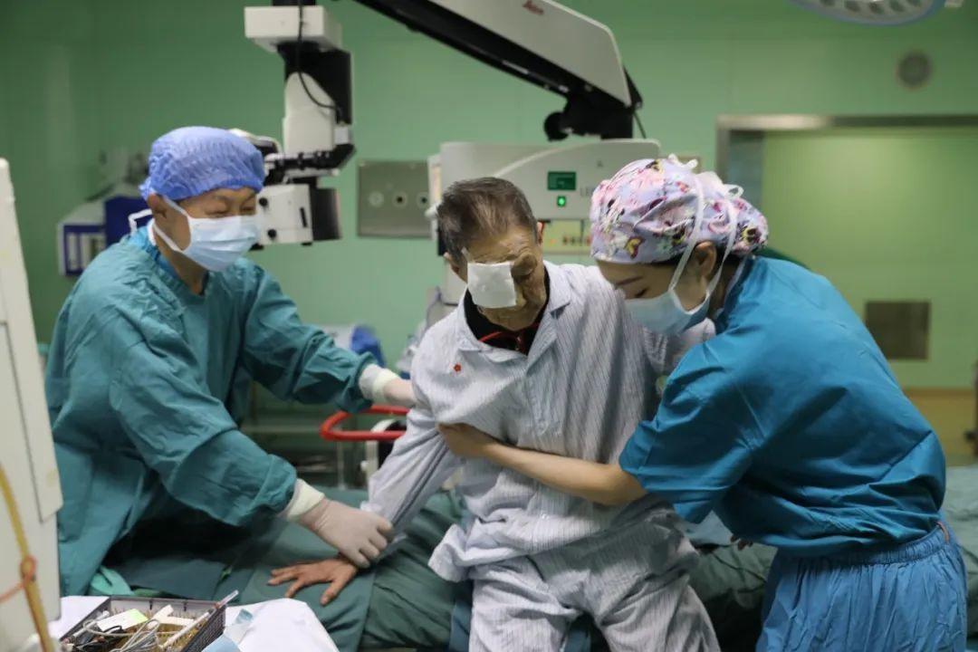 重阳节当天，这位眼科医生为何放弃文艺汇演，4 小时连做 10 台手术？  第7张