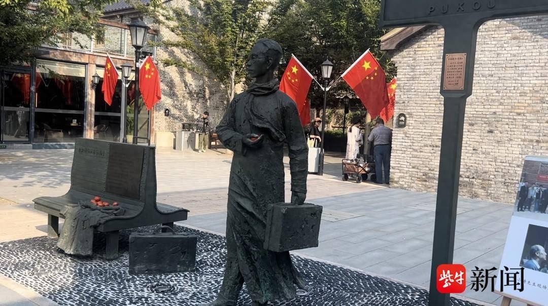 浦口火车站街区开街！背影主题雕塑引游客合影，文艺范儿与实用性兼具