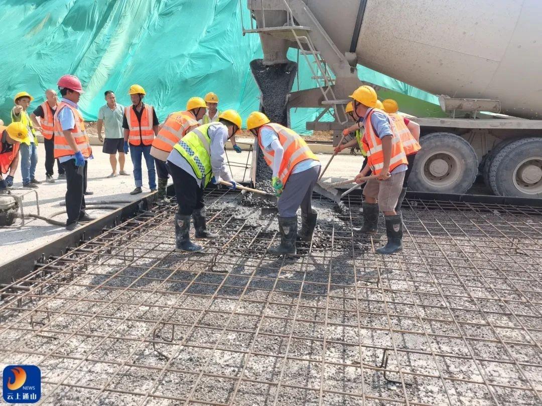 国庆期间咸九高速建设现场热火朝天，施工人员坚守岗位描绘节日风景线  第7张
