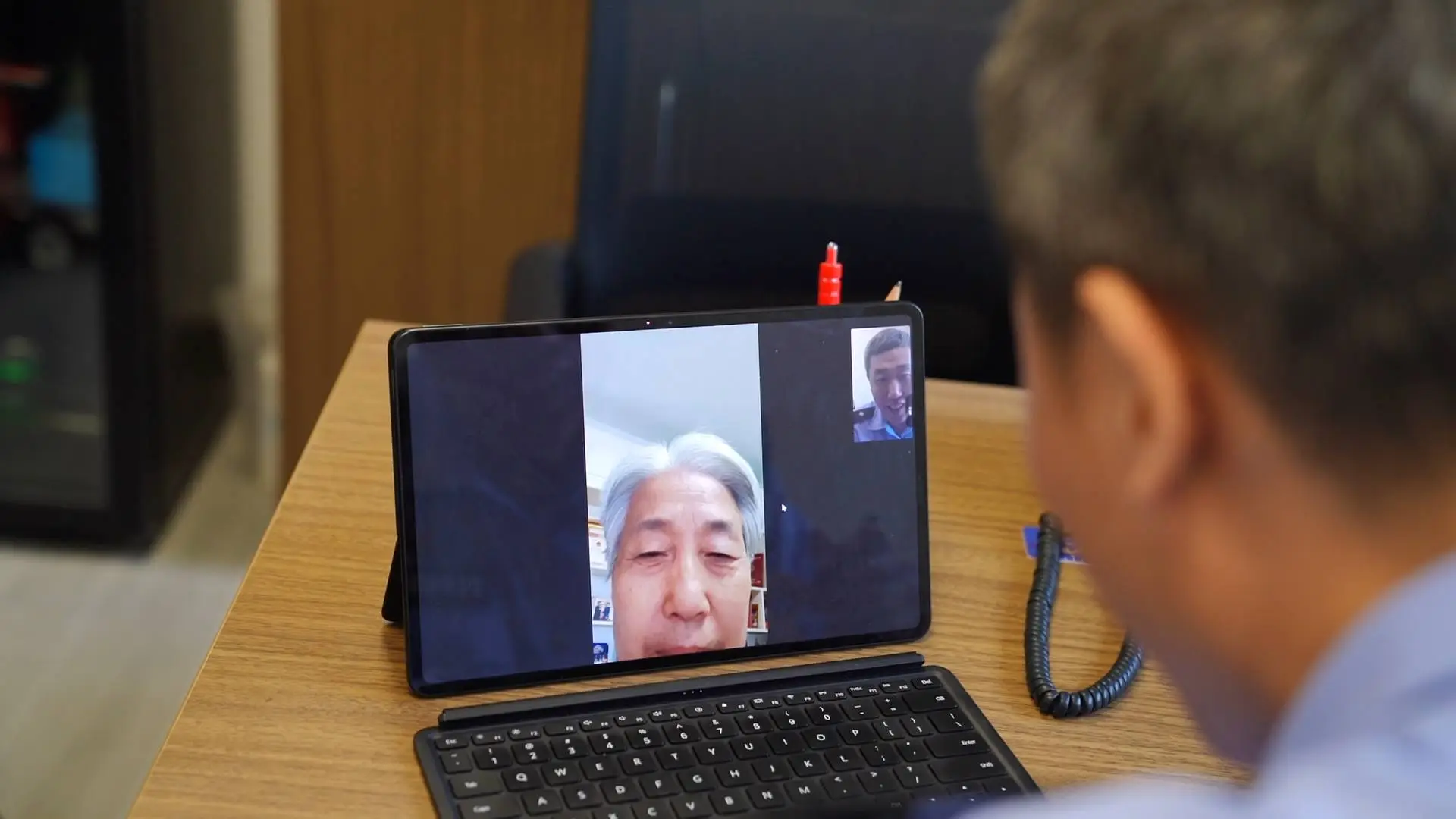 民警扮演丧子母亲的长子长达 11 年，善意谎言背后是跨越千里的温情  第1张