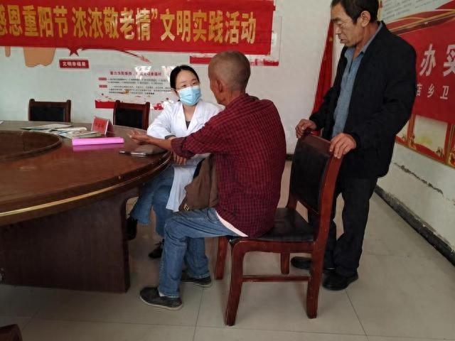 睢县董店街道重阳节敬老爱老活动：关爱老人，从头开始  第1张