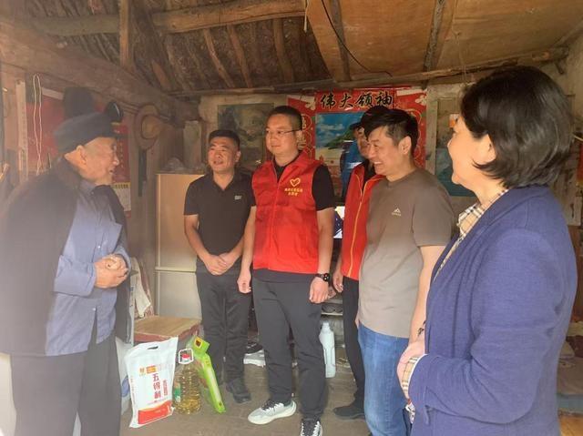 睢县董店街道重阳节敬老爱老活动：关爱老人，从头开始  第2张