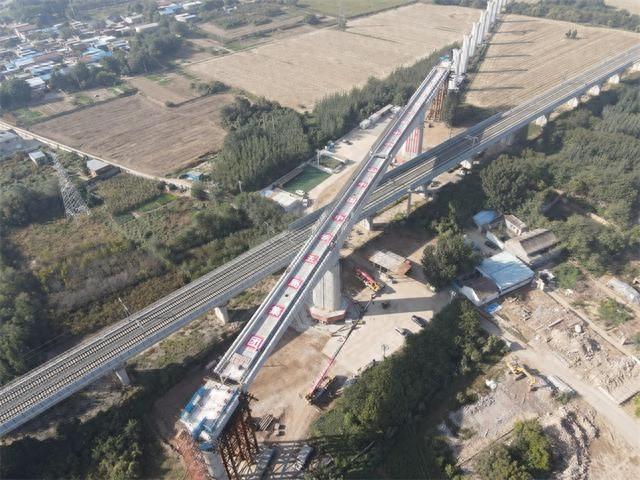 石衡沧港城际铁路首个跨高铁连续梁转体成功，震撼  第1张