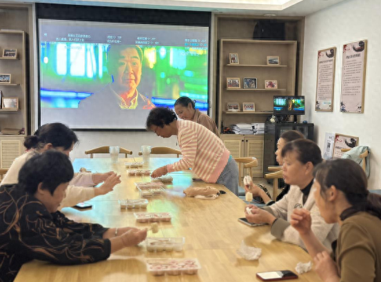 重阳节，秣陵街道牛首社区带老人体验非遗浪漫  第1张