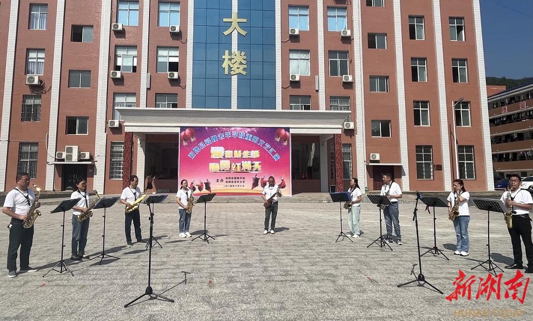 双牌县爱晚老年学校举办文艺汇演，旗袍走秀舞成亮点  第2张