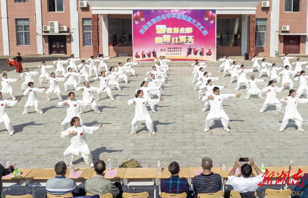 双牌县爱晚老年学校举办文艺汇演，旗袍走秀舞成亮点  第4张