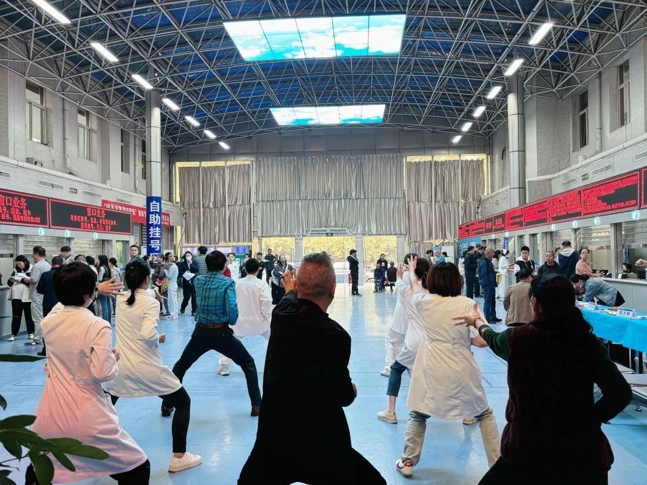 重阳节，西安医学院第二附属医院为老年人送上健康与温暖  第2张