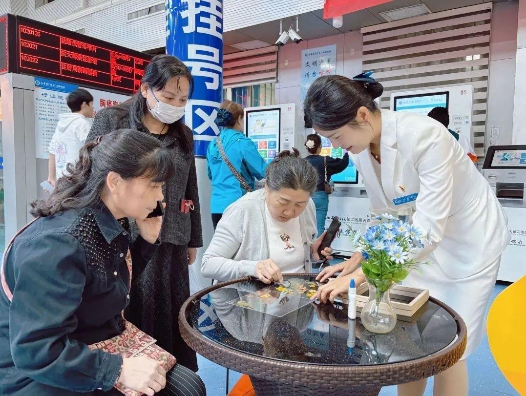 重阳节，西安医学院第二附属医院为老年人送上健康与温暖  第3张