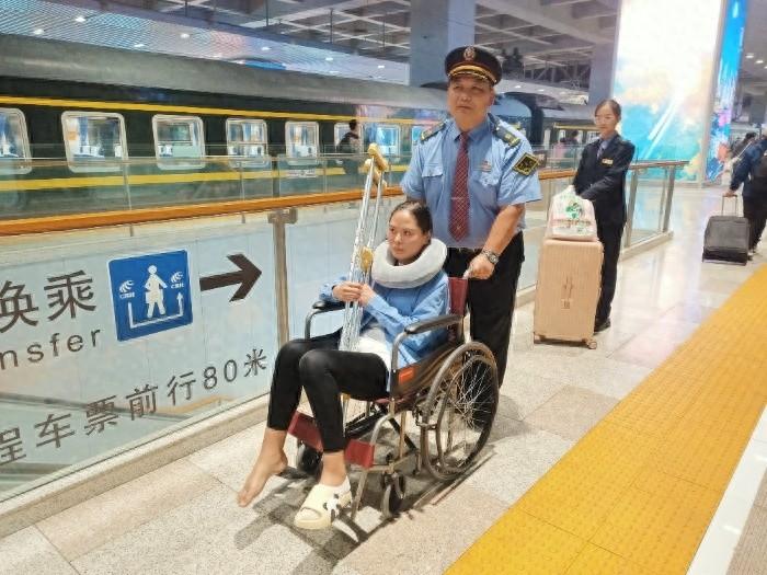 列车上的暖心一幕：脚部骨折旅客在乘务人员悉心照顾下顺利到家