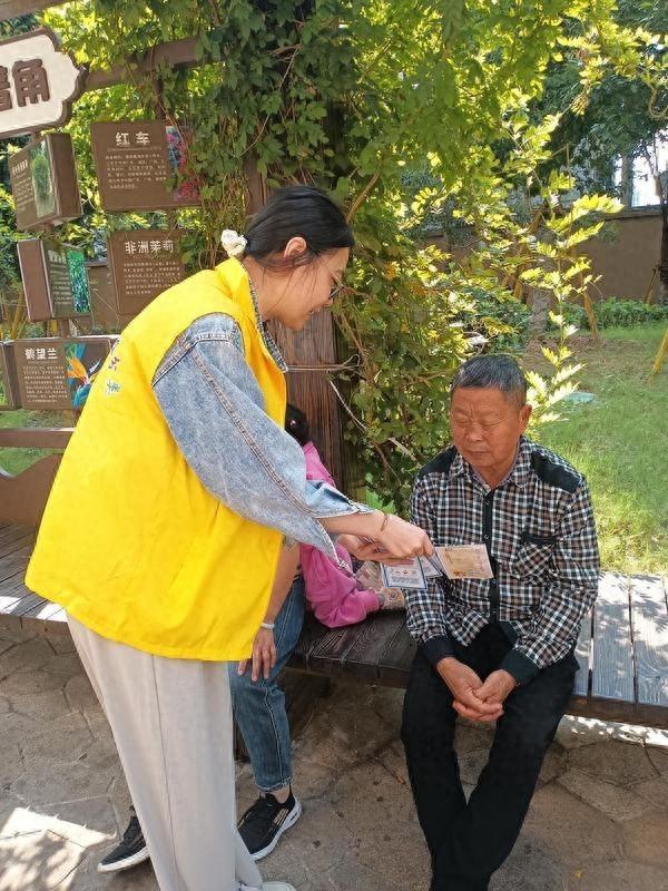 重阳节，温州一街道开展垃圾分类宣传活动，让老人发挥余热，不落伍、不掉队