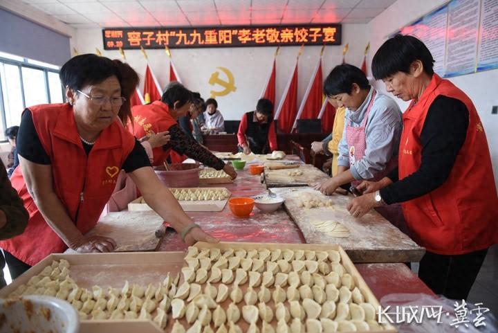 深州市辰时镇窨子村 200 余名老人欢聚一堂，共享饺子宴  第1张