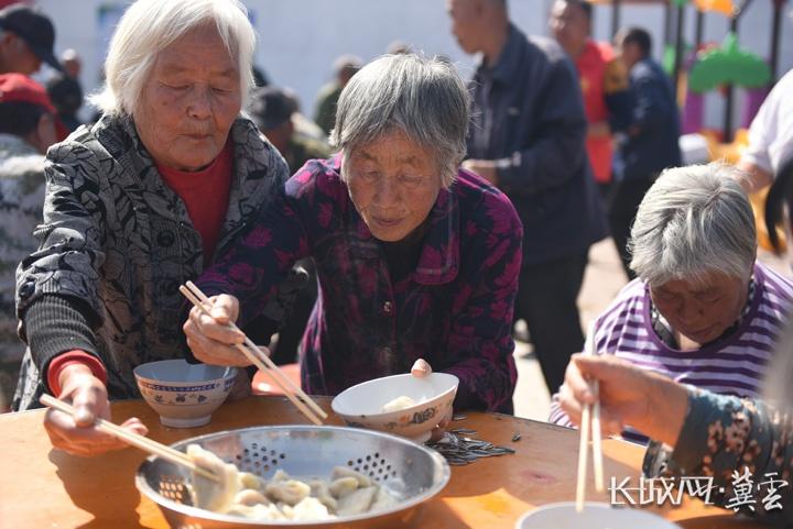 深州市辰时镇窨子村 200 余名老人欢聚一堂，共享饺子宴  第2张