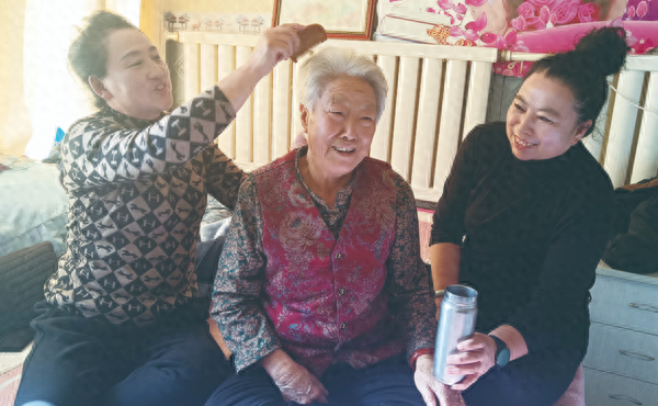 81 岁老人的幸福晚年：儿女孝顺，家庭美满  第1张