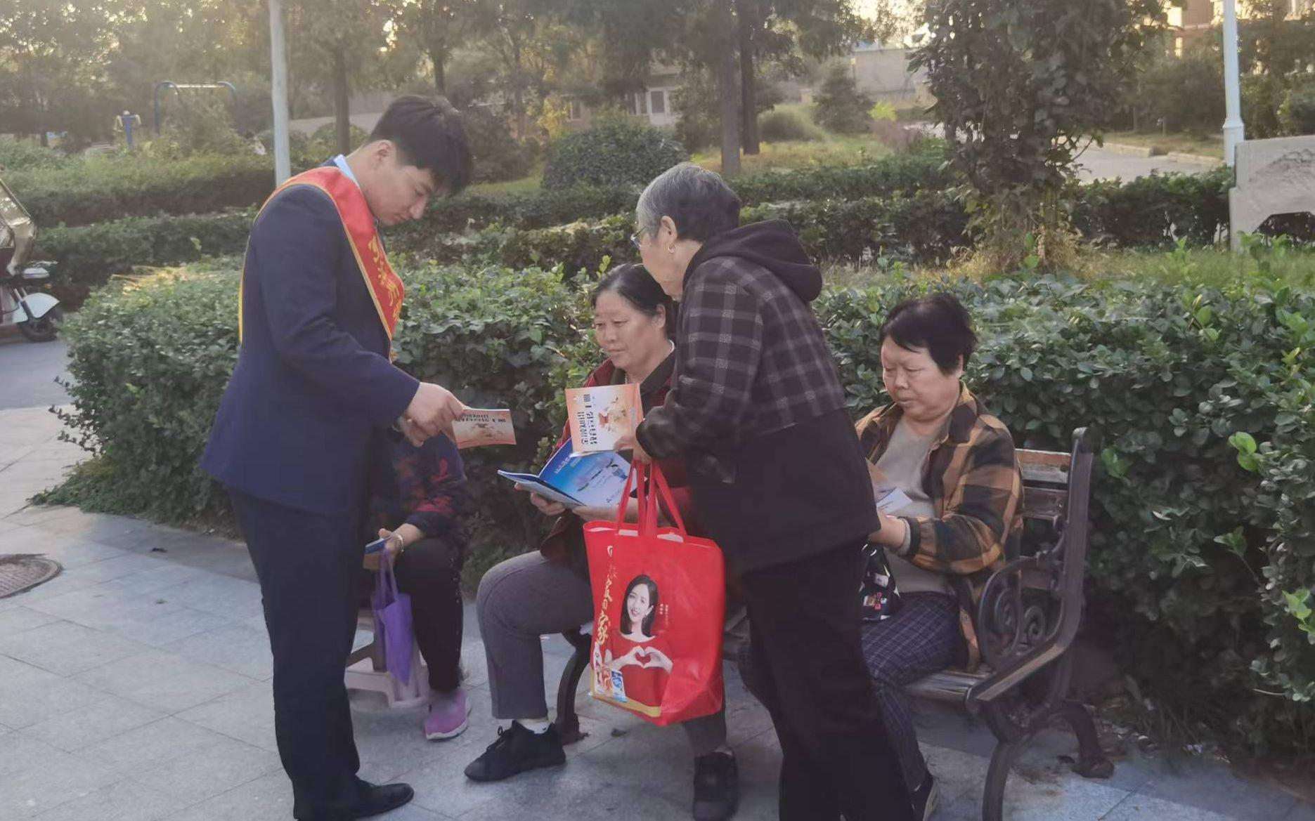 九九重阳节，沧州银行衡水深州支行深入社区，为老年群体撑起金融保护伞  第2张