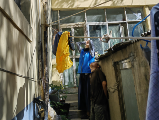空调外机滴水引发邻里纠纷，网格员迅速响应解决  第2张