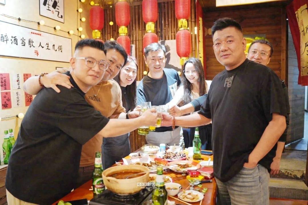 广东小伙在哈尔滨开烧烤店，融合南北风味，打造独特美食体验  第1张