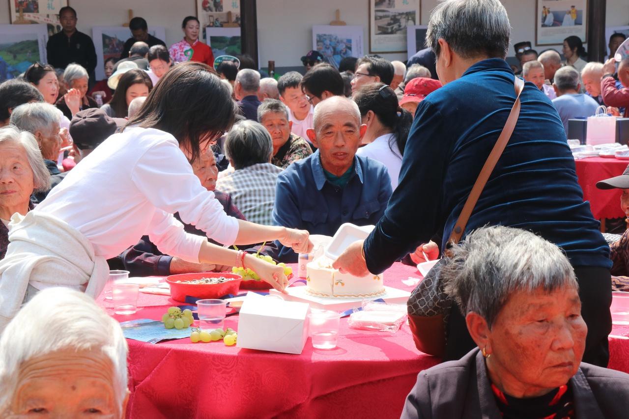 岁岁重阳今又重阳，义城村举办重阳敬老宴，这场面太震撼了  第5张