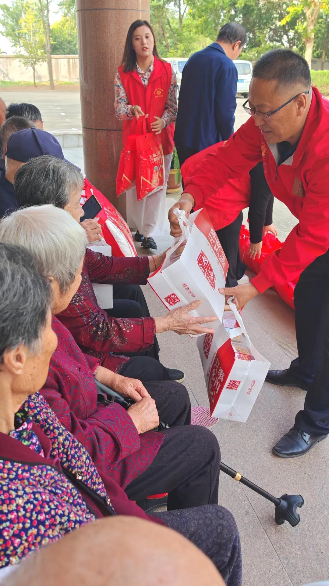 连续举办 19 届重阳敬老活动，金旭食品让老人感受浓浓关爱  第2张