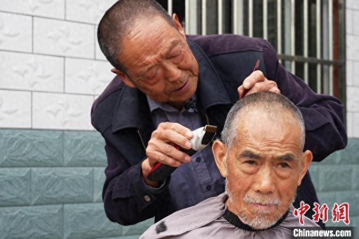 71 岁老人退休后重拾老手艺，免费为 88 岁老人理发，背后原因令人动容  第1张