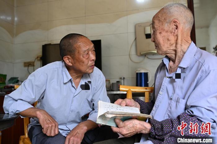 71 岁老人退休后重拾老手艺，免费为 88 岁老人理发，背后原因令人动容  第3张