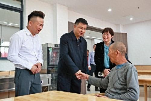 2024 年 10 月 11 日，息县县委书记管保臣带队走访慰问残疾老年人，传递温暖与关爱  第1张