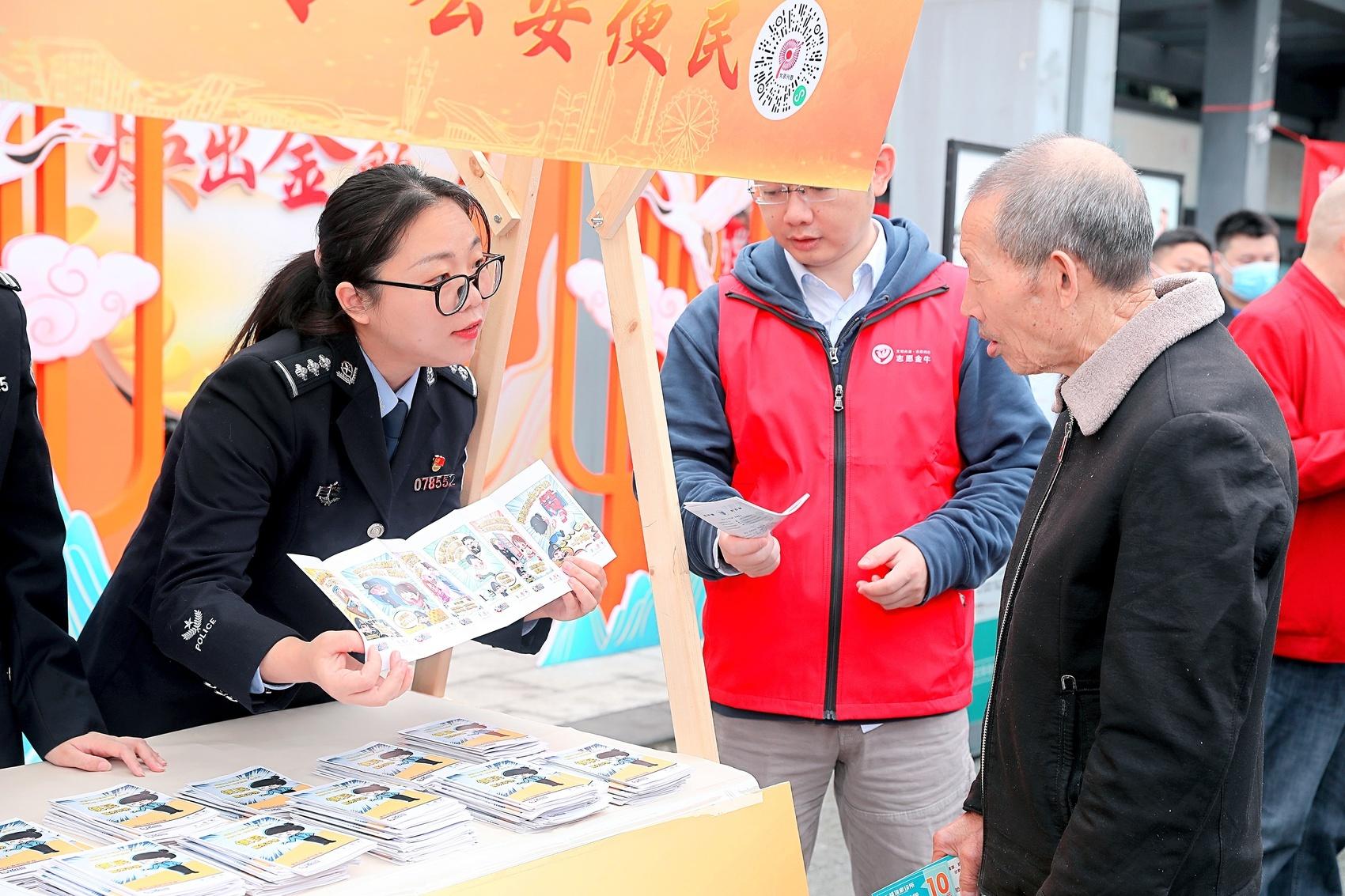 情满重阳！500 余人共庆佳节，3 户文明家庭、8 位先进个人、3 名银发之星获表彰  第2张