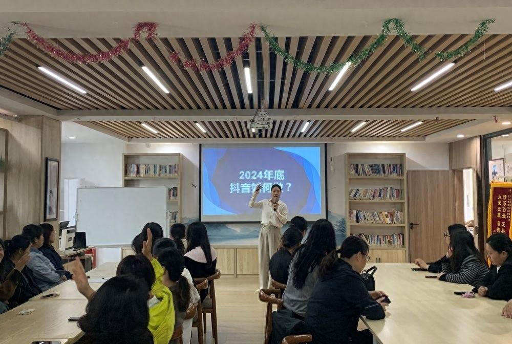 抖音创业秘籍大公开！幸福街道妇女培训班助你开启成功之路  第1张