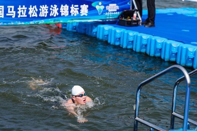衢州有礼 2024 年全国马拉松游泳锦标赛盛大开幕，165 名运动员齐聚信安湖沙湾水域  第5张