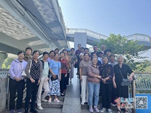 退休职工健步走，章贡区妇幼保健院重阳节活动精彩纷呈  第1张
