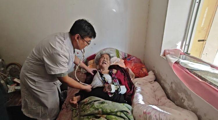 淄博潍淄医院重阳节关爱老人：上门送医，健康查体，温暖无限  第2张