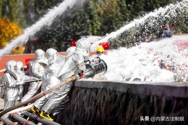 包头市消防救援支队开展灭火救援实战演练，8 车 30 人全力出击  第2张