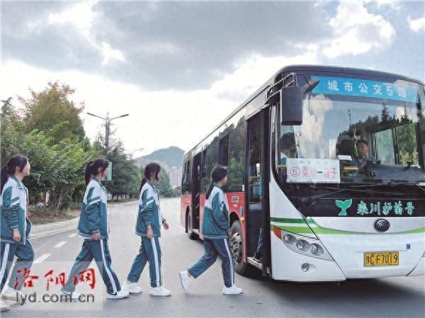 栾川县打造扫黄打非·护苗主题公交车，为青少年成长保驾护航  第1张