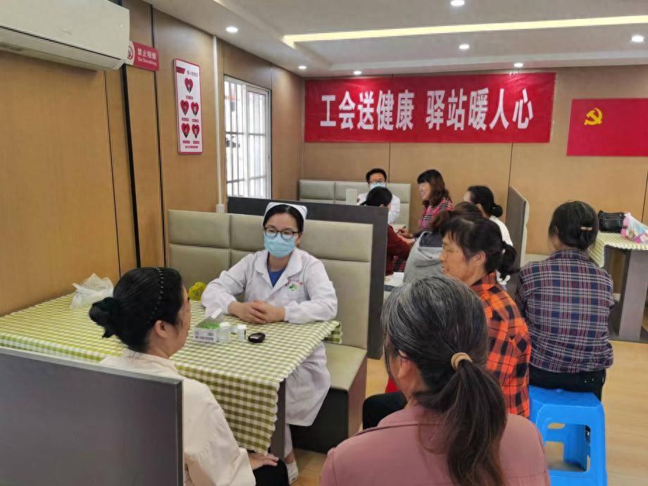 重阳节，安陆市总工会为老年职工健康体检，累计服务 300 余人  第1张