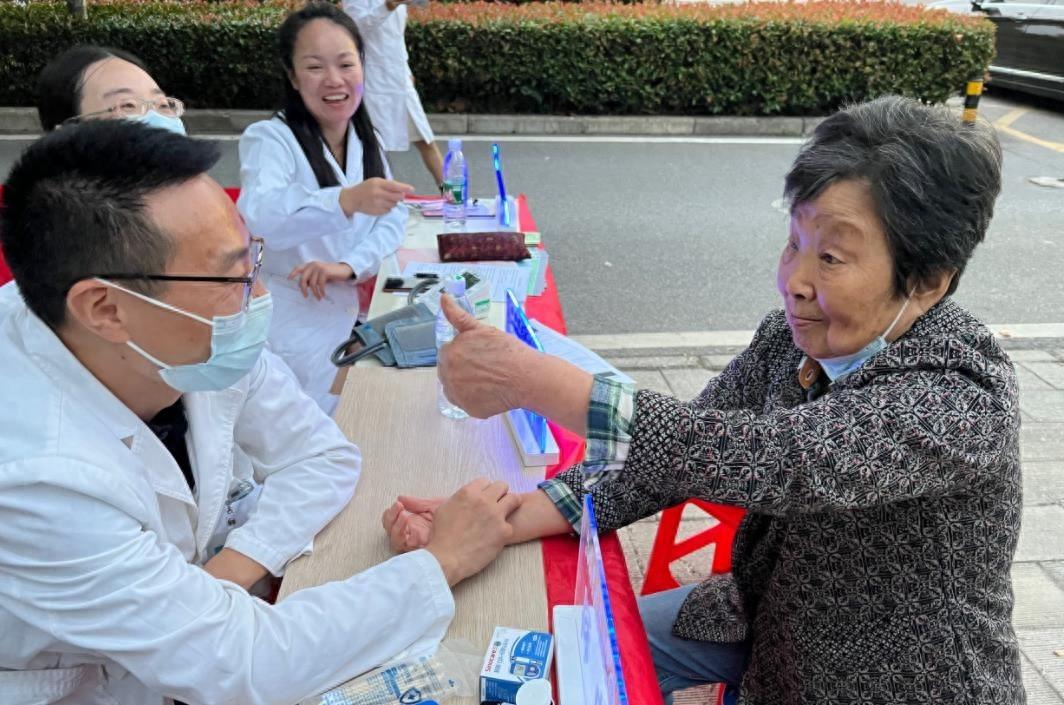 青山区新沟桥街社区卫生服务中心开展八小时外义诊活动，为居民送健康  第1张