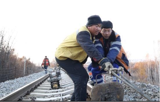 -6℃！牙林铁路上的冰点施工，他们为了啥？  第5张