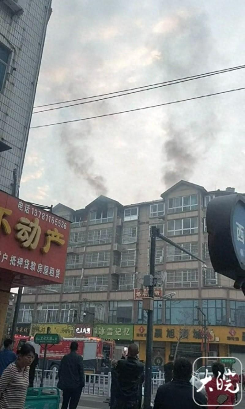 突发！开封一居民楼起火，黑烟滚滚，现场视频曝光